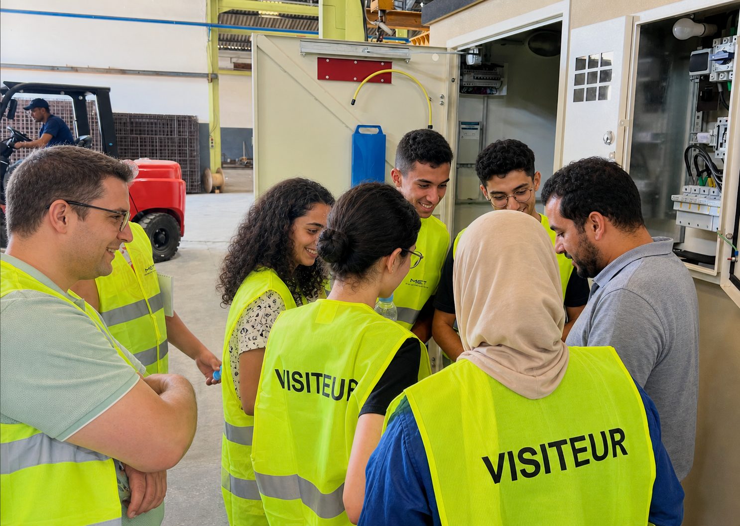 Visite des lycéens du Groupe scolaire La Résidence à l'usine d'Aïn Sebaâ