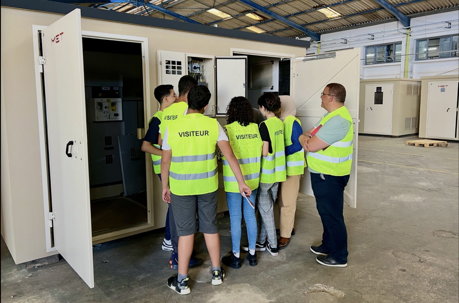 Visite des lycéens du Groupe scolaire La Résidence à l'usine d'Aïn Sebaâ
